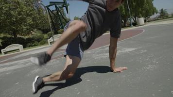 slow motion van medio volwassen man breakdance video