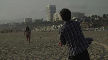 câmera lenta de homens brincando com bola na praia video