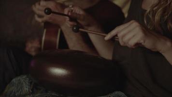 slow motion van vrouw traditionele trommel spelen video
