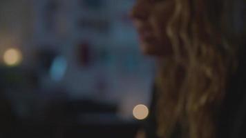 slow motion van vrouw toetsenbord spelen 's nachts video