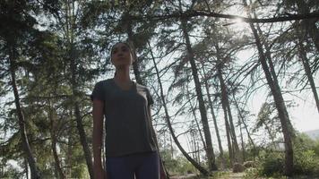 ultrarapid av ung kvinna som går genom skogen video