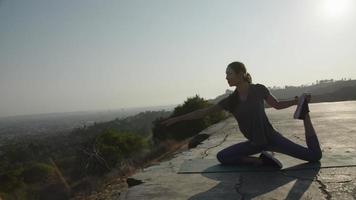 Zeitlupe der Frau in Yoga-Pose video