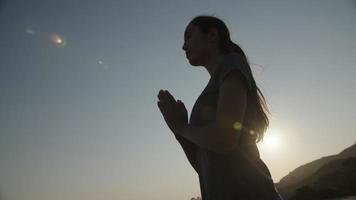 mouvement lent de la femme en position de prière