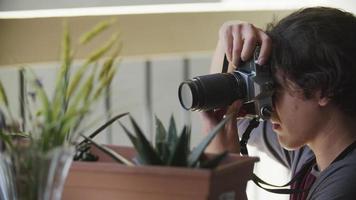 cámara lenta de joven fotografiando plantas video