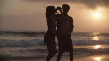 câmera lenta de um jovem casal dançando na praia video