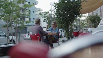 câmera lenta de casal tomando café na calçada da cafeteria video