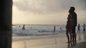 slow motion van jong koppel op strand video