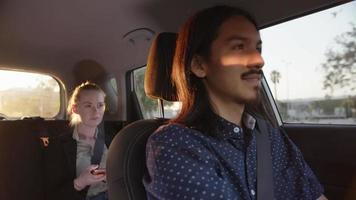 slow motion van vrouw reizen in taxi