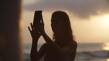 slow motion van vrouw die foto op strand video