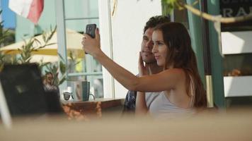 Cámara lenta de amorosa pareja joven tomando selfie video