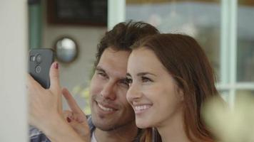 câmera lenta de um jovem casal tirando uma selfie video