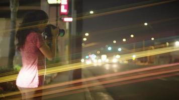 câmera lenta de mulher tirando foto com a câmera video