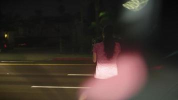 Cámara lenta de mujer tomando fotos de tráfico con cámara