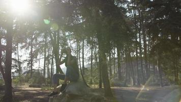 Zeitlupe der Frau, die Foto mit Kamera im Wald nimmt