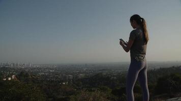 slow motion van vrouw die foto van stad op telefoon video