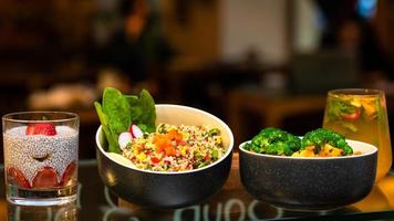 platos de verduras con pudín de chía foto