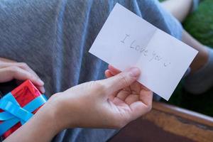 mujer está leyendo la tarjeta de san valentín foto