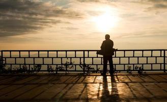 silueta de un hombre sobre fondo hermoso atardecer foto