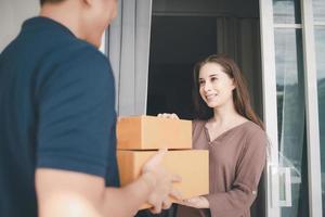 Entrega de paquetes a la mujer en casa. foto