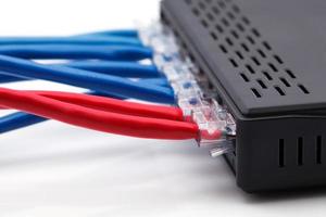 conmutador de red lan con cables ethernet enchufados foto