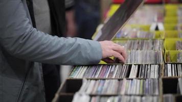 les acheteurs choisissent le vinyle dans le magasin de musique video