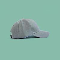 gorra gris aislado sobre fondo verde foto