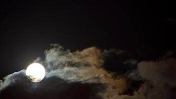 la lune vole à travers les nuages