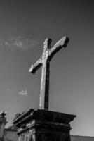 cruz catolica en blanco y negro foto