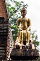 estatua de buda en el templo tailandés