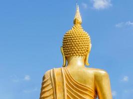 Gran estatua de Buda de oro en el templo de Tailandia
