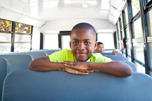 joven en un autobús escolar foto