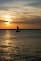 silueta de velero en la bahía de chesapeake