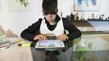 vrouwelijke manager werkt met een tablet