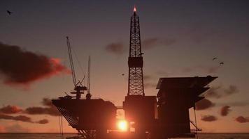Ölbohrinsel im Ozean, Nahaufnahme, schöner Zeitraffer-Sonnenuntergang video