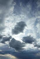 cielo con nubes dramáticas después de la tormenta