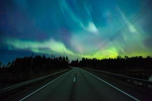 auroras boreales (auroras boreales) en el cielo