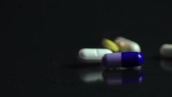 Muchas tabletas y cápsulas cayendo, industria farmacéutica, medicamentos closeup