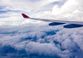 nubes y cielo visto a través de la ventana de un avión foto
