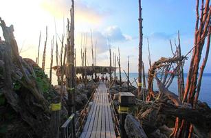 puente de madera a la isla en koh phangan
