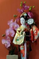 la figura de geisha está interpretando artes japonesas