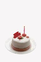 pastel de cumpleaños con vela encendida foto