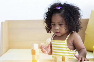 Retratos de niña divirtiéndose con juguetes concepto de aprendizaje y desarrollo infantil foto