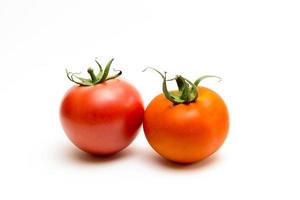 tomates rojos sobre fondo blanco foto