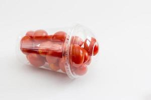 tomates cherry en un plartic transparente bx foto