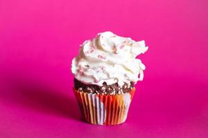 cupcake con montón de glaseado blanco foto