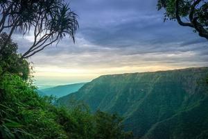 vista a la montaña verde foto