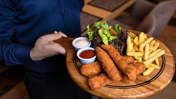 pescado y papas fritas foto