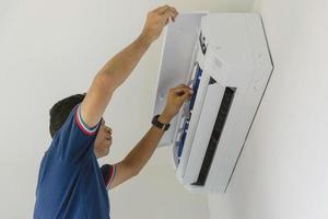 técnico de reparación de aire a domicilio foto