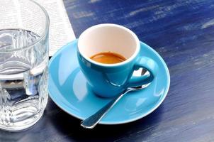 taza de espresso con un vaso de agua