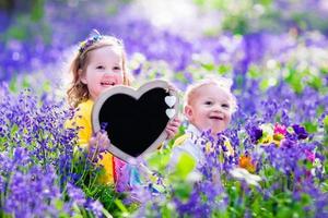 niños con flores y pizarra foto